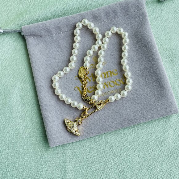 Vivienne Westwood Single Layer Pearl Golden Yellow Pin Necklace - Picture 5 of 9